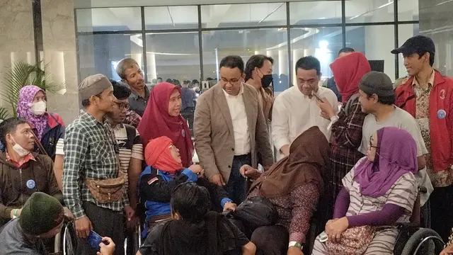Gubernur DKI Jakarta Anies Baswedan dan penyandang disabilitas di JIS, Sabtu (25/6/2022) malam. (Liputan6.com/Winda Nelfira)
