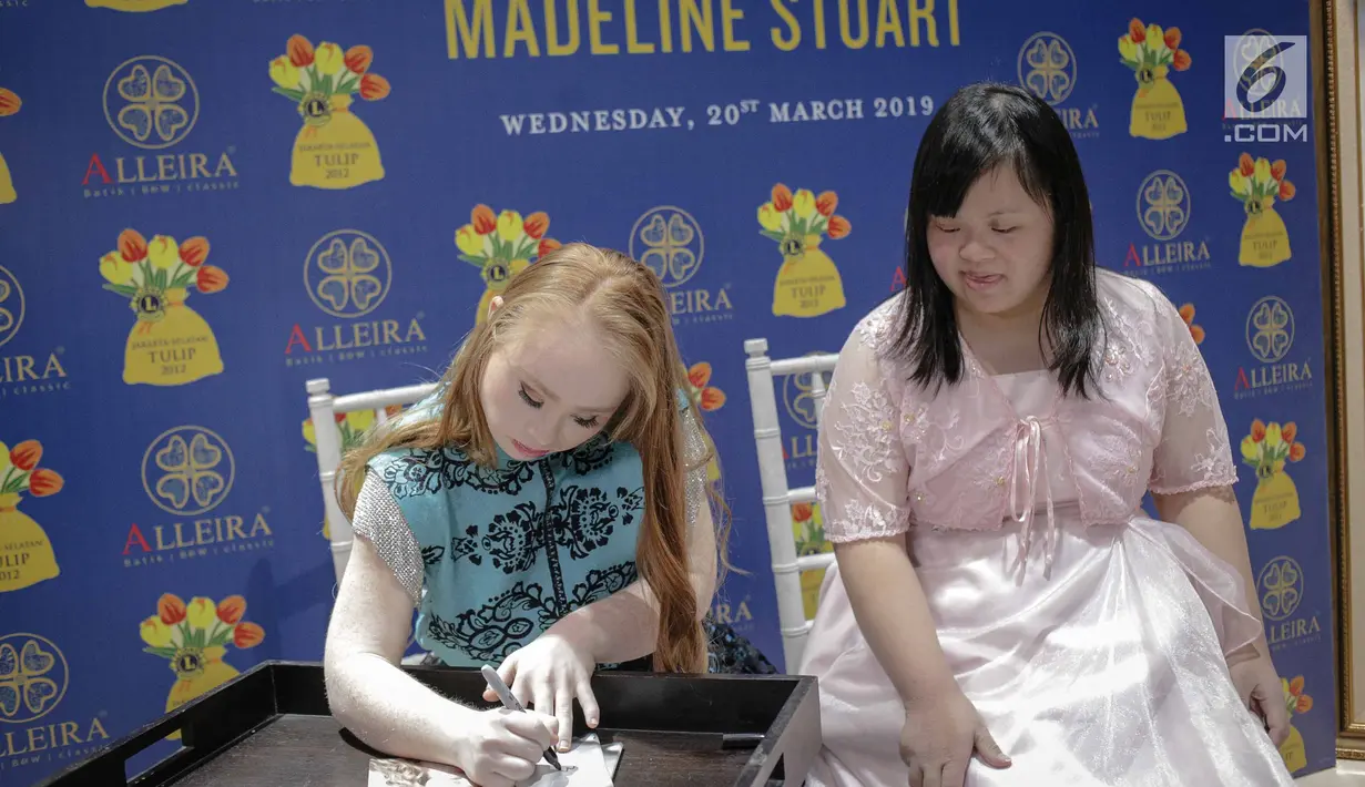 Model Madeline Stuart menandatangani foto dirinya untuk penggemar selama meet and greet di Alleira Batik Plaza Indonesia, Jakarta, Rabu (20/3). Madeline Stuart adalah model penderita down syndrome pertama asal Australia. (Liputan6.com/Faizal Fanani)