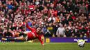 Pemain Manchester United, Antony, mencetak gol ke gawang Burnley pada laga pekan ke-35 Liga Inggris di Stadion Old Trafford, Minggu (28/4/2024). (AFP/Oli Scarff)