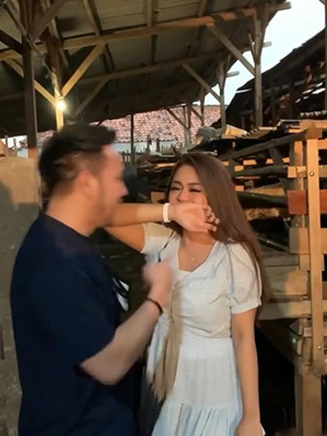 6 Momen Jenita Janet Dapat Kado Ulang Tahun Peternakan Sapi dari Suami