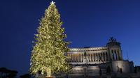 Sebuah pohon Natal di Piazza Venezia di Roma, Italia (14/12/2020). Berbagai pernak-pernik dan aksesoris menghiasi kota Roma menyambut Natal. (Xinhua/Cheng Tingting)