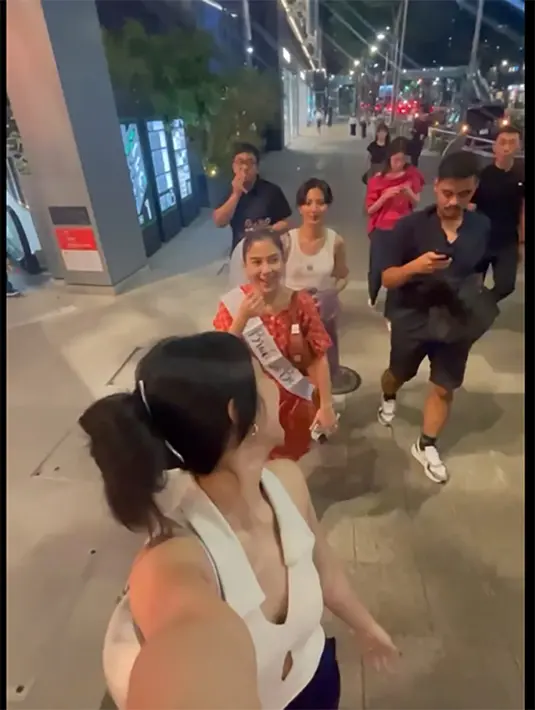 Momen tersebut diunggah dalam video singkat oleh sahabatnya, Fita Anggriani. Adinda Noviana Sari Nurjannah Thomas rela  megikuti permintaan sahabatnya. Yaitu berjalan mengenakan daster malam hari di Tokyo. [Instagram/fitaanggriani]