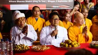 Anggota Dewan Syuro PKB Abdul Ghofur dan Ketum PKB Muhaimin Iskandar bersama dengan para biksu dan Solidaritas Umat Buddha usai berdialog di Wihara Dharma Bhakti (Cing Te Yen) Petak Sembilan Glodok, Jakarta, Minggu (3/9). (Liputan6.com/Angga Yuniar)