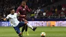 Bek Argentina, Lisandro Martinez, berusaha menghentikan laju striker Venezuela, Salomon Rondon, pada laga persahabatan di Stadion Wanda Metropolitano, Madrid, Jumat (22/3). Argentina kalah 1-3 dari Venezuela. (AFP/Philippe Marcou)