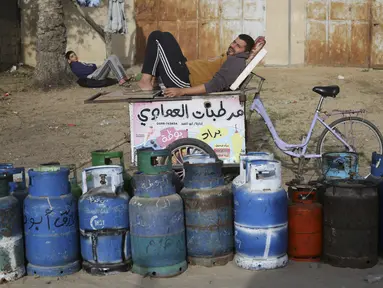 Warga Palestina mengantre untuk mendapatkan gas memasak pada hari kedua gencatan senjata sementara antara Hamas dan Israel di Rafah, Jalur Gaza, Sabtu, 25 November 2023. (AP Photo/Hatem Ali)