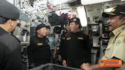 Citizen6, Banten: Brevet tersebut disematkan oleh Komandan Satuan Selam TNI AL Kolonel Laut Jefri Stanley Sangel, di dalam kapal selam KRI Nanggala-402 yang menyelam pada kedalaman 45 meter dibawah permukaan laut perairan Selat Sunda, Provinsi Banten. (Pe