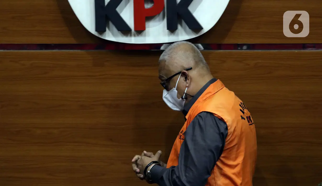 Mantan Bupati Buru Selatan, Tagop Sudarsono Soulisa usai rilis penahanan tersangka di Gedung KPK, Jakarta, Rabu (26/1/2022). Tagop S S ditetapkan sebagai tersangka suap, gratifikasi, dan TPPU terkait pengadaan barang jasa di Kab Buru Selatan tahun 2011-2016. (Liputan6.com/Helmi Fithriansyah)