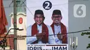Kendaraan melintasi alat peraga kampanye (APK) yang terpasang di kawasan Depok, Jawa Barat dan Ciputat, Tangerang Selatan, Minggu (18/10/2020). KPU Kota Tangsel dan Depok membagikan sejumlah alat peraga kampanye kepada pasangan calon Pilkada 2020 serentak. (Liputan6.com/Johan Tallo)