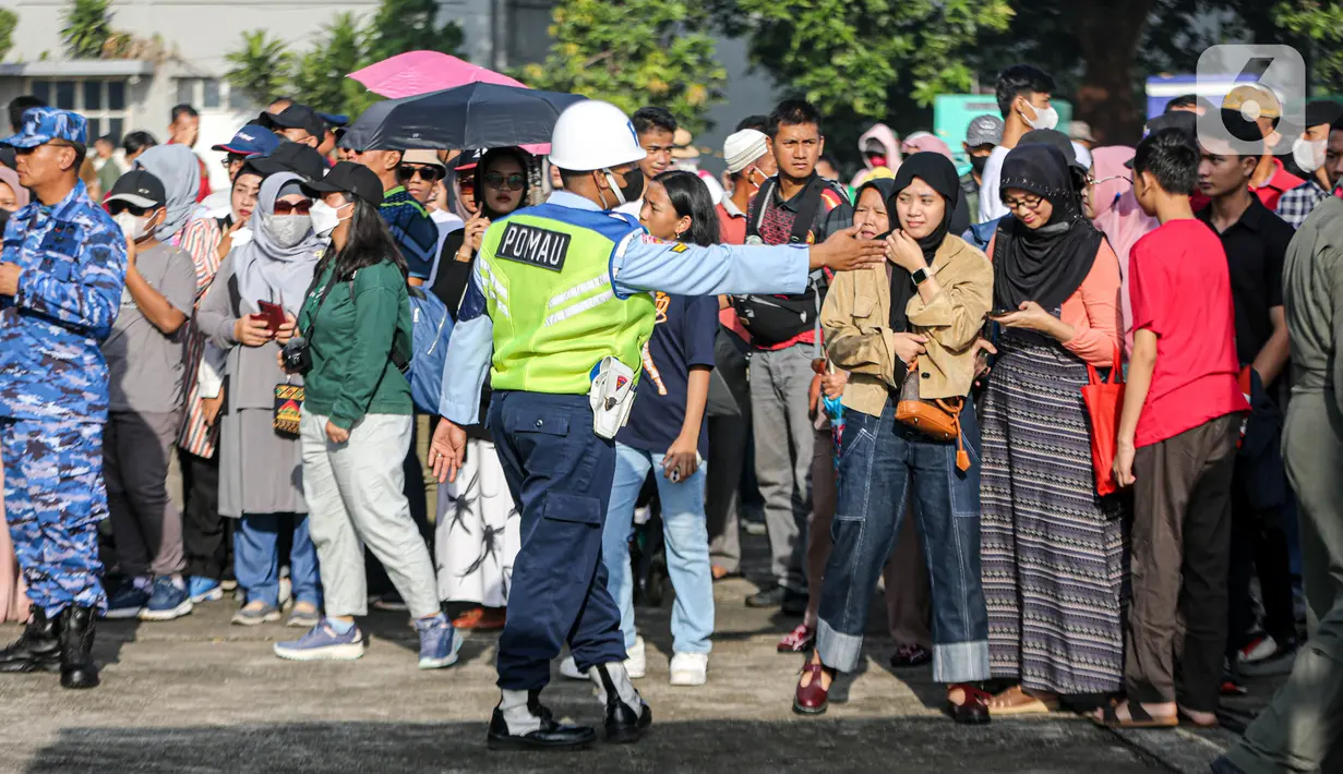 Terdapat 1.070 pilot dan crew demo udara, 397 prajurit untuk demo darat, dan 2. 227 personel pasukan upacara yang terlibat dalam peringatan HUT ke-77 TNI AU kali ini. (Liputan6.com/Faizal Fanani)