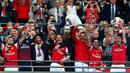 Di tribun kemenangan, para pemain Arsenal mengangkat trofi Piala FA usai menumbangkan Hull City 3-2 di Stadion Wembley, London, (18/5/2014). (REUTERS/Eddie Keogh)