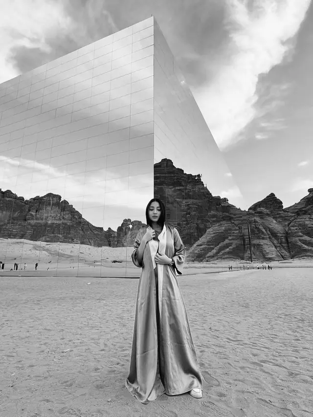 8 Potret Liburan Nikita Willy dan Keluarga di Al Ula Usai Umroh, Curi Perhatian