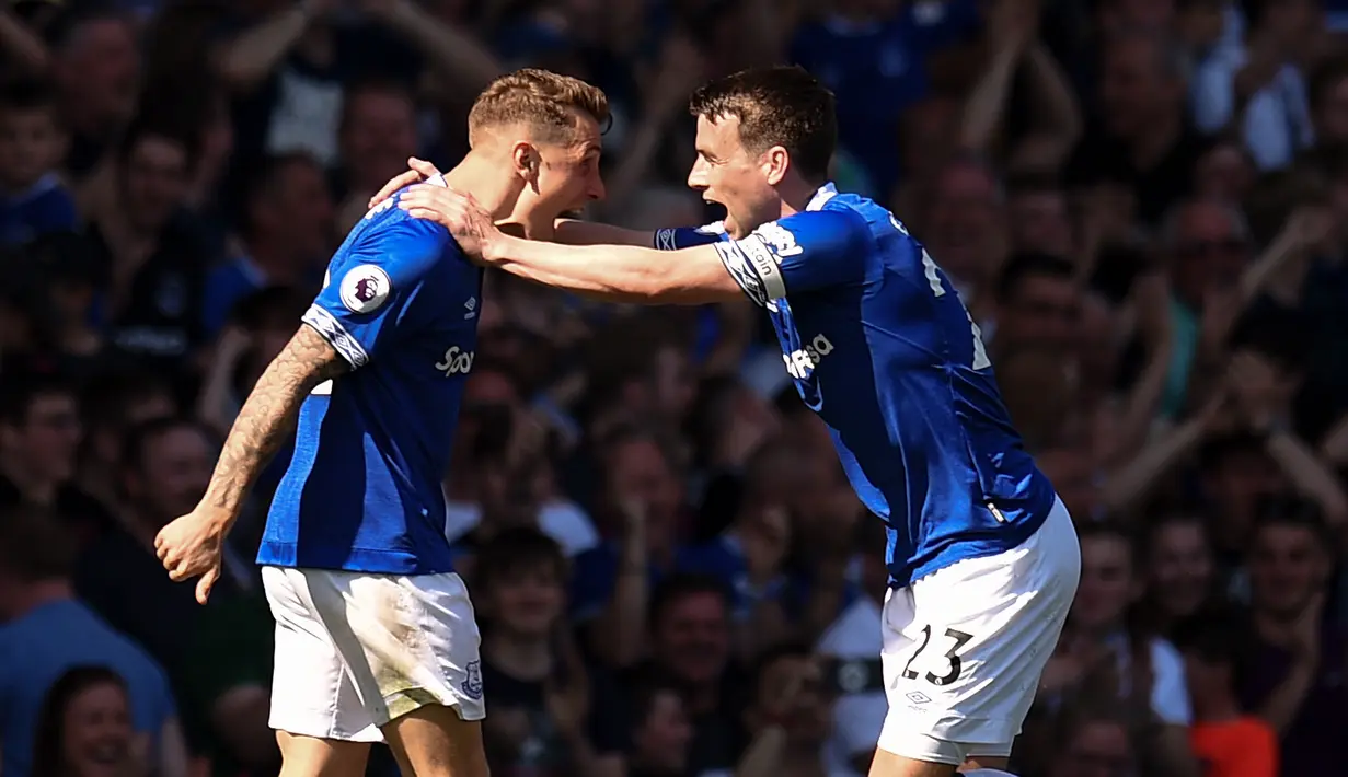 Bek Everton, Lucas Digne, melakukan selebrasi usai membobol gawang Manchester United pada laga Premier League di Goodison Park, Minggu (21/4). Everton menang 4-0 atas Manchester United. (AFP/Oli Scarff)