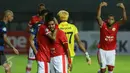 Penyerang Persija, Bambang Pamungkas (tengah) mengekspresikan kekecewaan saat gagal mencetak gol ke gawang Madura United di laga lanjutan Liga 1 di Stadion Patriot Candrabhaga, Bekasi, Kamis (4/5). Persija kalah 0-1. (Liputan6.com/Helmi Fithriansyah)