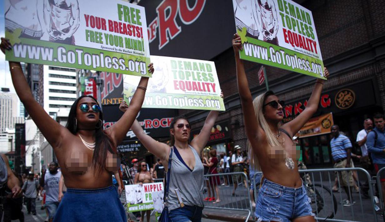 Sejumlah wanita berpartisipasi dalam parade GoTopless di Manhattan, New York City, Minggu (23/8/2015). Aksi tersebut menuntut persamaan hak untuk bertelanjang dada seperti pria. (Kena Betancur/Getty Images/AFP)