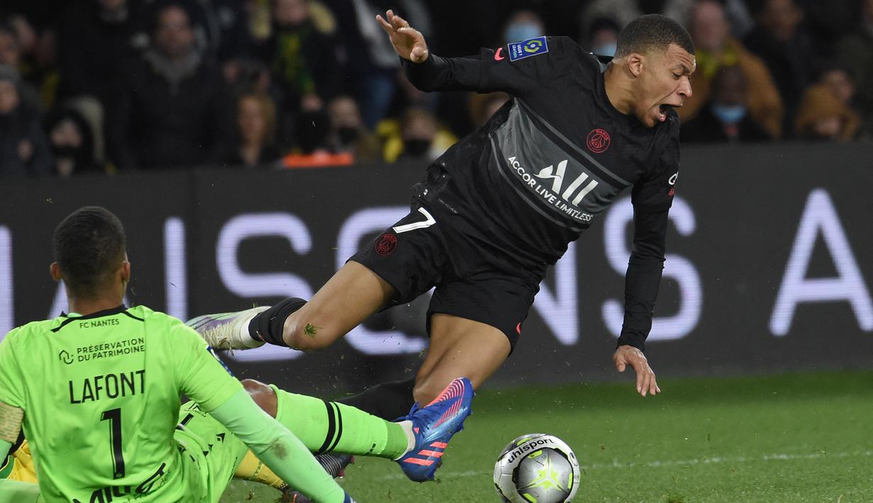 Pada menit ke-59 PSG berpeluang menambah gol usai mendapat hadiah tendangan penalti setelah Kylian Mbappe dijatuhkan Dennis Appiah di kotak penalti. (AFP/Sebastien Salom-Gomis)