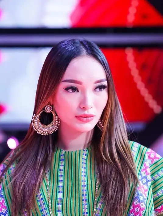 Walauppun sering bergonta-ganti gaya rambut, Zaskia tetap cantik meski rambutnya hanya ditata sederhana. Seperti dibiarkan terurai panjang. Rambutnya yang lurus berwarna kecoklatan, memberikan kesan elegan. (Liputan6.com/IG/@zaskia_gotix)