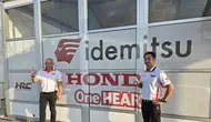 Dua petinggi Honda Team Asia, Hiroshi Aoyama (manajer tim), dan Emanuele Ventura (Chief Crew)