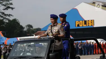 Kapolri Jenderal Pol Tito Karnavian memeriksa pasukan dalam upacara peringatan HUT ke-67 Polisi Air dan Udara (Polairud) di Lapangan Udara Pondok Cabe, Tangerang Selatan, Selasa (25/12). Tito juga menjadi inspektur upacara. (Liputan6.com/Faizal Fanani)