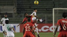 Gelandang Timnas Indonesia, Stefano Lilipaly, duel udara dengan pemain Singapura pada laga Piala AFF 2016 di Filipina, Jumat (25/11/2016). Indonesia tertinggal 0-1 dari Singapura. (Bola.com/Nicklas Hanoatubun)