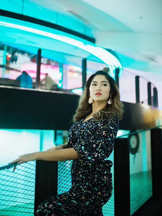 Pemeran Sheila di sinteron Anak Band ini tampil anggun dengan jumpsuit hitam bermotif. Gaya rambut messy bun, membuat penampilan bintang sinetron ini terlihat casual namun tetap menawan. (Liputan6.com/IG/@ochi24)