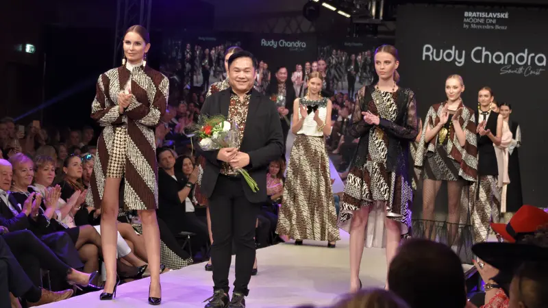 Rudy Chandra dengan para model berdiri di catwalk pada perhelatan Slovakia-Indonesia Fashion Day di Bratislava, Slowakia (16/9/2019) (Liputan6.com/KBRI Slowakia)