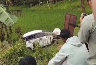 Kondisi mobil ringsek dan terpental ke sawah usai dihantam Kereta Api Argo Bro mo saat melintas di Grobogan. (Liputan6.com/Arief Pramono)