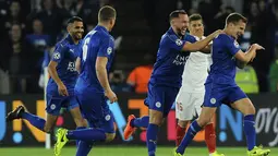 Kegembiraan para pemain Leicester City merayakan gol Marc Albrighton (kanan) saat melawan Sevilla pada leg kedua Babak 16 Besar Liga Champions di Juventus stadium, (14/3/2017). Leicester City menang 2-0. (AP/Rui Vieira)