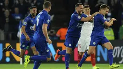 Kegembiraan para pemain Leicester City merayakan gol Marc Albrighton (kanan) saat melawan Sevilla pada leg kedua Babak 16 Besar Liga Champions di Juventus stadium, (14/3/2017). Leicester City menang 2-0. (AP/Rui Vieira)