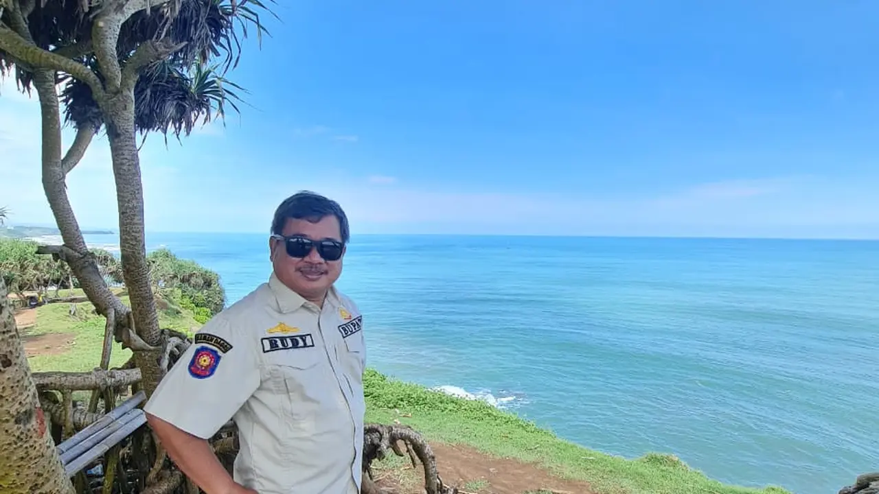 Di depan indahnya pantai selatan Garut, Bupati Garut Rudy Gunawan menyatakan, seluruh kawasan onjek wisata pantai selatan, siap memanjakan pengunjung lebaran idul fitri 1443 H tahun ini. (Liputan6.com/Jayadi Supriadin)