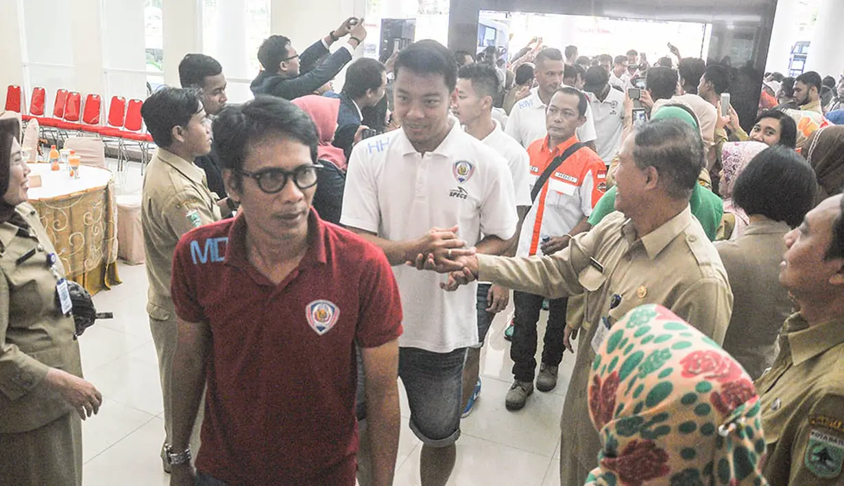 Bek Arema Cronus, Hamka Hamzah, disambut pegawai pemerintah Kota Batu saat road show trophy Piala Bhayangkara 2016. (Bola.com/Iwan Setiawan)