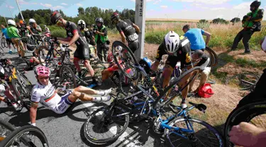 Sejumlah pebalap mengalami insiden kecelakaan saat babak ketiga Tour de France dari Anvers ke Huy di Belgia, Senin (6/7/2015). (REUTERS/Eric Gaillard)