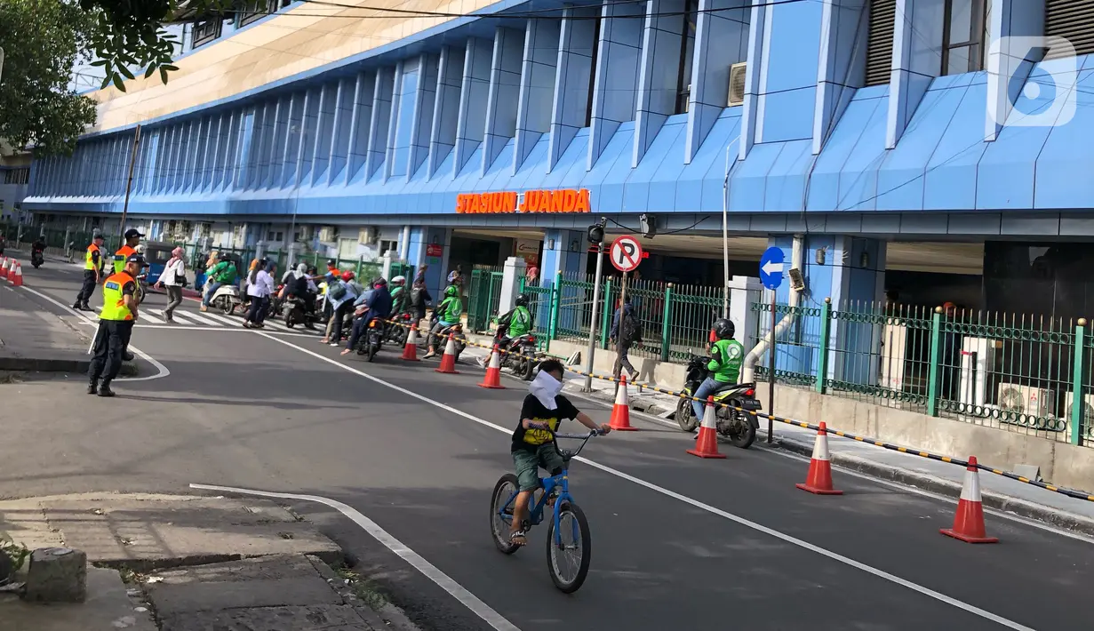 Suasana di sekitar Stasiun Juanda, Jakarta, Senin (9/3/2020). Penataan Stasiun Juanda, Stasiun Tanah Abang, Stasiun Senen, dan Stasiun Sudirman merupakan bagian kerja sama PT MRT dengan PT KAI. (Liputan6.com/Immanuel Antonius)
