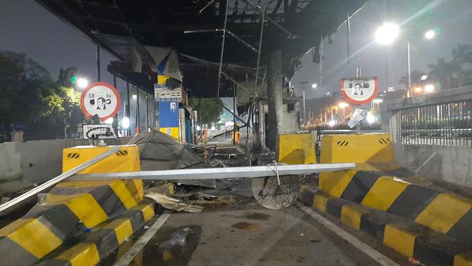 Gerbang Tol Dalam Kota Pejompongan yang berada di depan Kantor Badan Pemeriksa Keuangan (BPK) dibakar saat demo mahasiswa di depan Gedung DPR RI. (Liputan6/Yopi Makdori)