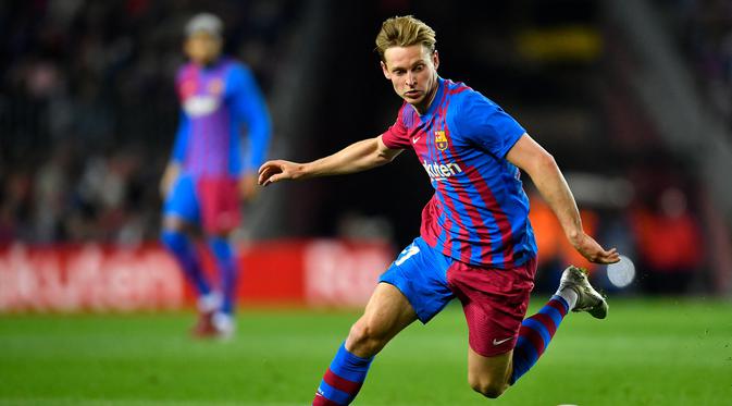<p>Gelandang Barcelona ​Frenkie de Jong merupakan salah satu target utama Manchester United atau MU pada bursa transfer musim panas 2022. (foto: Pau BARRENA / AFP)</p>