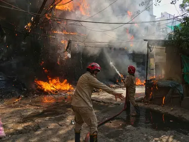Petugas pemadam kebakaran memadamkan api yang membakar sebuah hotel di New Delhi, India, Rabu 3 Juni 2026. (AP Photo/Manish Swarup)