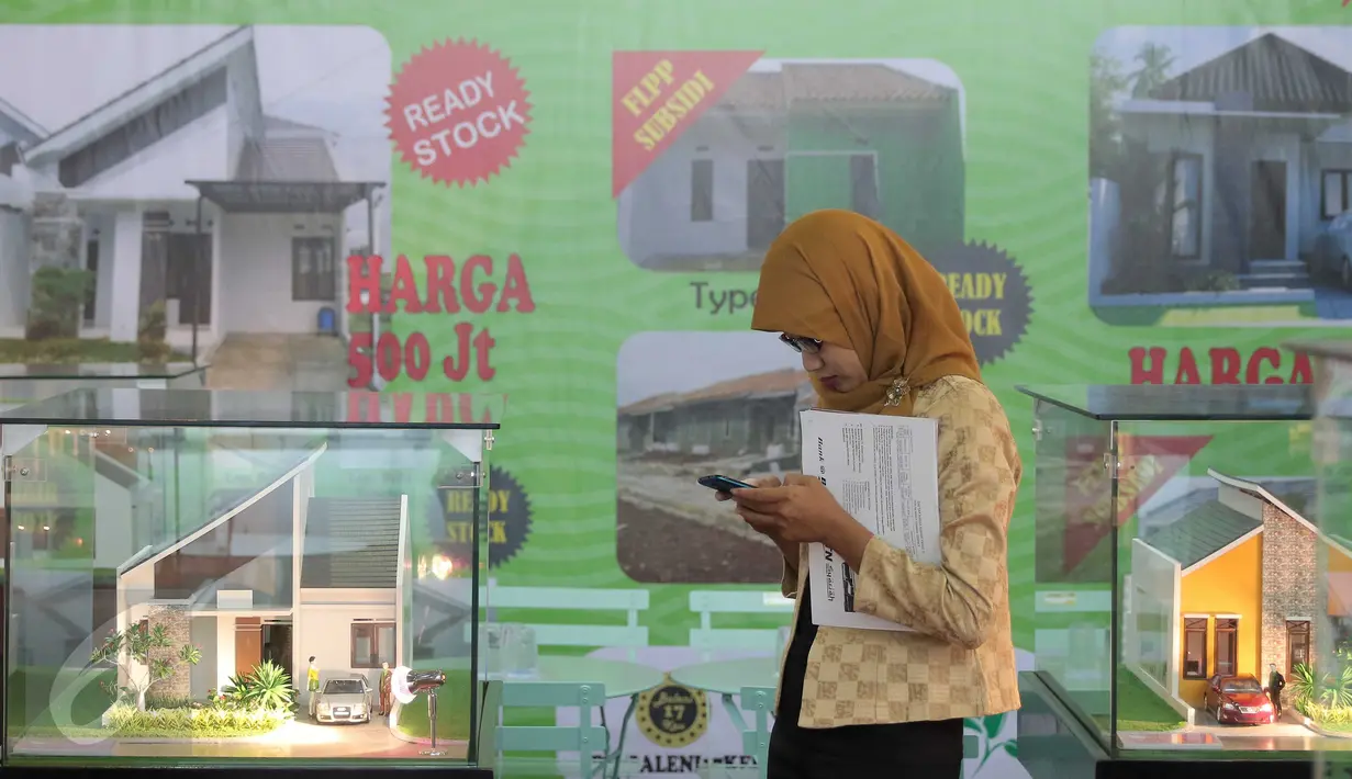 Pengunjung bermain ponsel saat mengunjungi pameran Indonesia Properti Expo 2016, Jakarta, Rabu  (17/2). Penjualan properti tahun ini diprediksi mengalami peningkatan dikisaran 5%-10% jika suku bunga acuan BI turun 50 basis poin (Liputan6.com/Angga Yuniar)