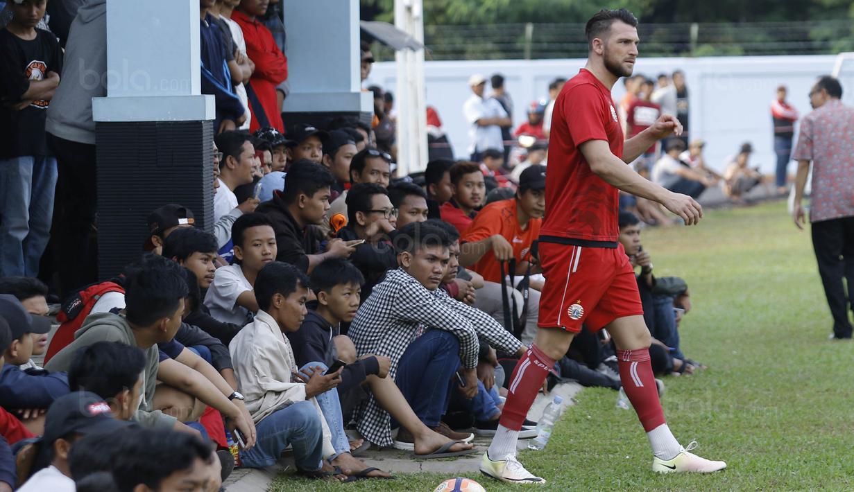 Pemain baru Persija, Marko Simic, saat mengikuti sesi latihan di Lapangan Sutasoma Halim, Jakarta, Jumat (29/12/2017). Striker asal Kroasia itu dikontrak Macan Kemayoran selama dua musim ke depan. (Bola.com/M Iqbal Ichsan)