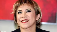Diadu Dengan Musisi Lain, Melly Goeslaw Senang