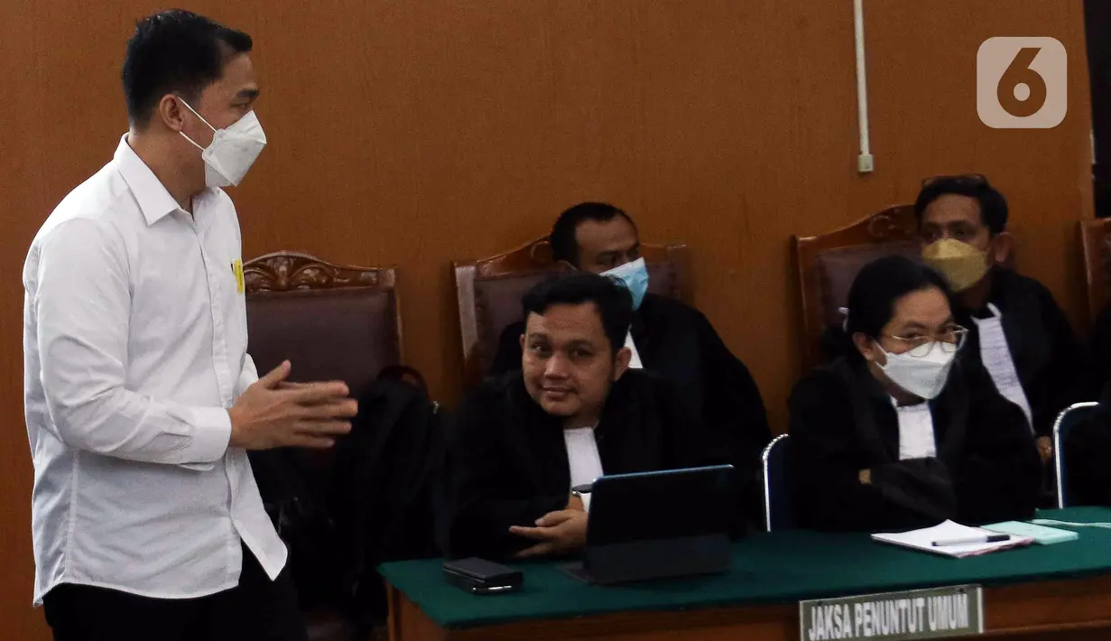 Terdakwa kasus obstruction of justice atau merintangi penyidikan pembunuhan berencana Brigadir Nofriansyah Yosua Hutabarat alias Brigadir J, Arif Rachman Arifin memasuki ruang sidang untuk mengikuti sidang lanjutan di Pengadilan Negeri Jakarta Selatan, Kamis (23/2/2023). Sidang tersebut beragenda pembacaan vonis oleh majelis hakim. (Liputan6.com/Herman Zakharia)