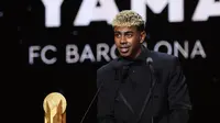 Pemain muda Barcelona, Lamine Yamal, meraih Kopa Trophy 2025, penghargaan pemain muda terbaik dalam malam gala Balloon d'Or 2025 di Theatre du Chatelet, Paris, Selasa (23/9/2025) dini hari WIB. (Franck FIFE / AFP)