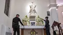 Personel dari unit Gegana dan Jihandak Brimob Polda Jawa Timur melakukan pemeriksaan di dalam area Gereja Katedral Hati Kudus Yesus, atau yang dikenal secara lokal sebagai gereja "Hati Kudus Yesus", Surabaya, pada Rabu 24 Desember 2025. Jelang Misa Malam Natal 2025, tim dari unit Gegana dan Jihandak Brimob Polda Jawa Timur melakukan sterilisasi area Gereja Katedral Hati Kudus Yesus, yang dikenal secara lokal sebagai gereja "Hati Kudus Yesus". (JUNI KRISWANTO/AFP)