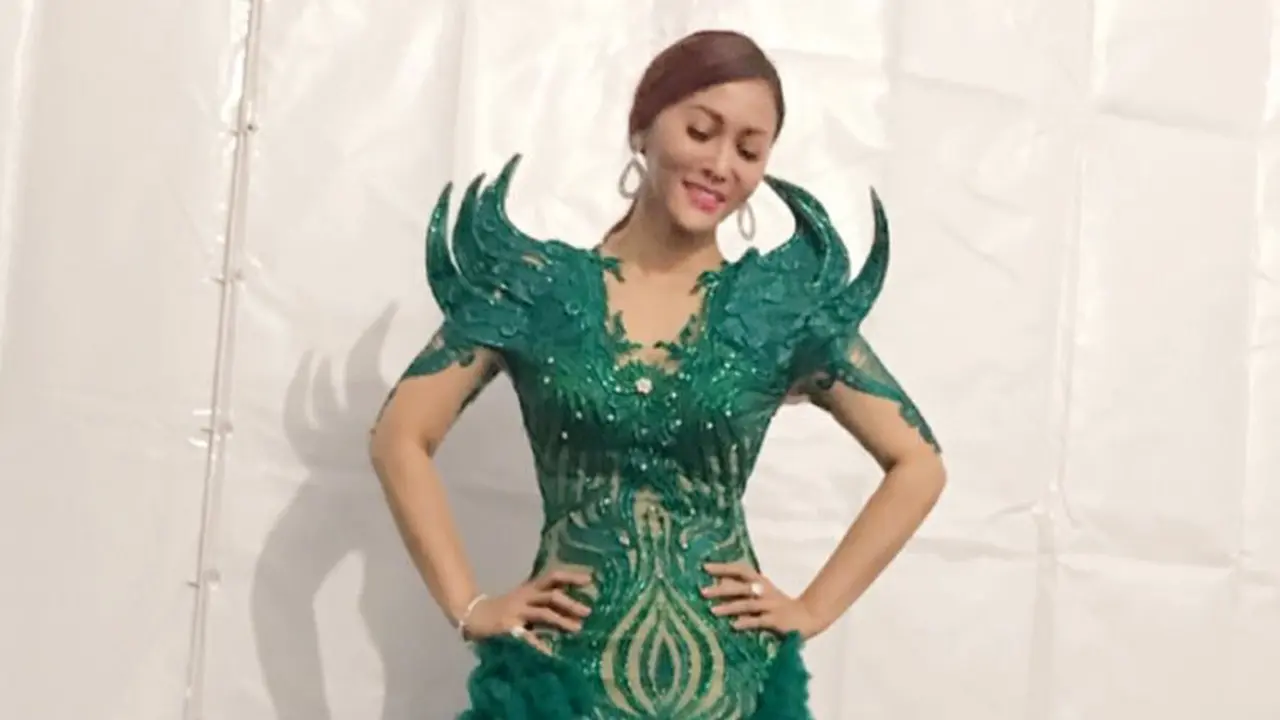 [Bintang] Glamor, Ini 8 Foto Inul Daratista Saat Pakai Gaun