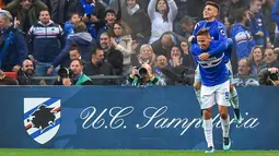 Pemain Sampdoria, Lucas Torreira (atas) melakukan selebrasi bersama rekannya usai mencetak gol ke gawang Juventus di Liga Serie A italia di Stadion Luigi Ferraris di Genoa, Italia, (19/11). Sampdoria menang 3-2 atas Juventus. (Simone Arveda / ANSA via AP)