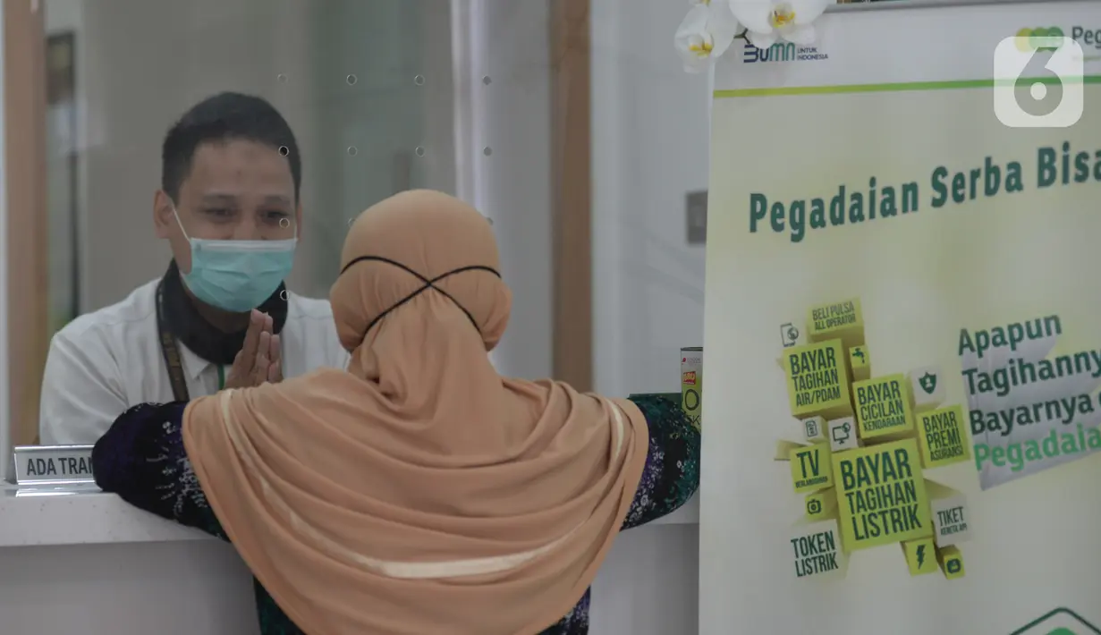 Petugas melayani konsumen di kantor pusat Pegadaian, Jakarta, Selasa (20/4/2021). Pegadaian yang telah berdiri selama 120 tahun terus menunjukkan kinerja positif, ditandai dengan nilai aset dan pendapatan yang terus meningkat meskipun saat pandemi. (merdeka.com/Imam Buhori)