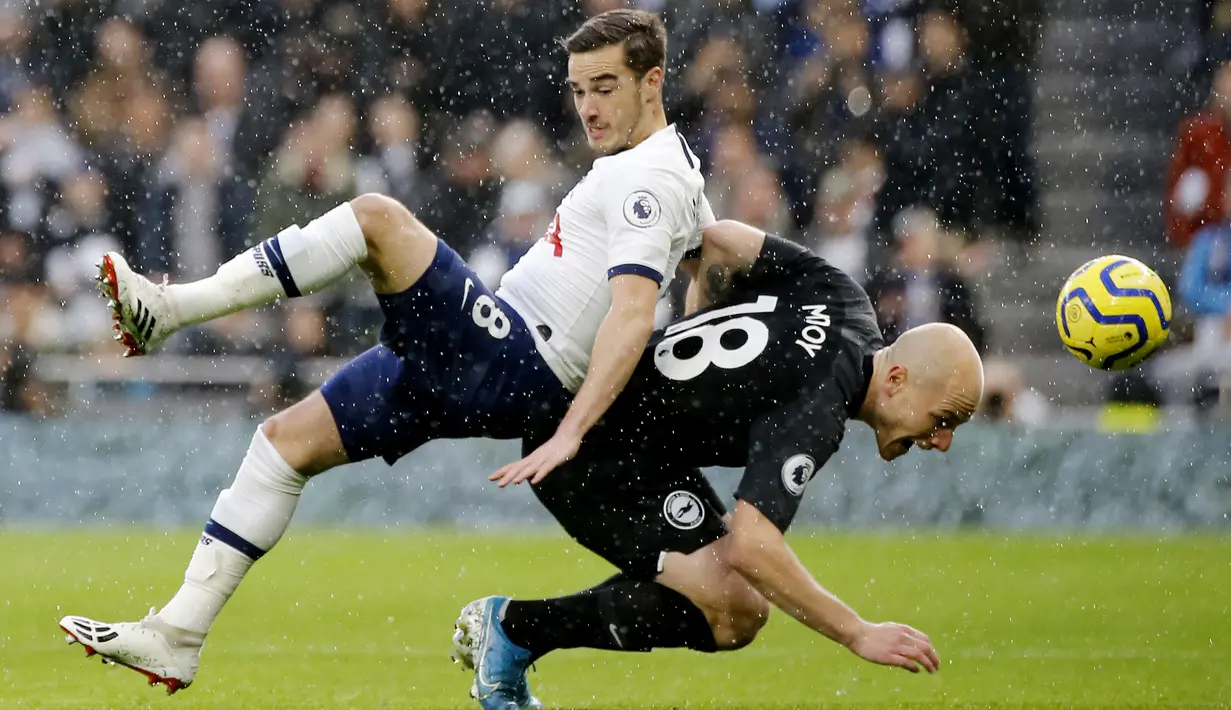Harry Winks - Penampilan Winks yang semberono dan sering melakukan pelanggaran di area berbahaya merupakan salah satu perilaku yang dibenci Conte. Pelatih asal Italia ini tentunya akan berpikir ulang untuk memainkan Winks dalam skuad utamanya. (AFP/Tolga Akmen)