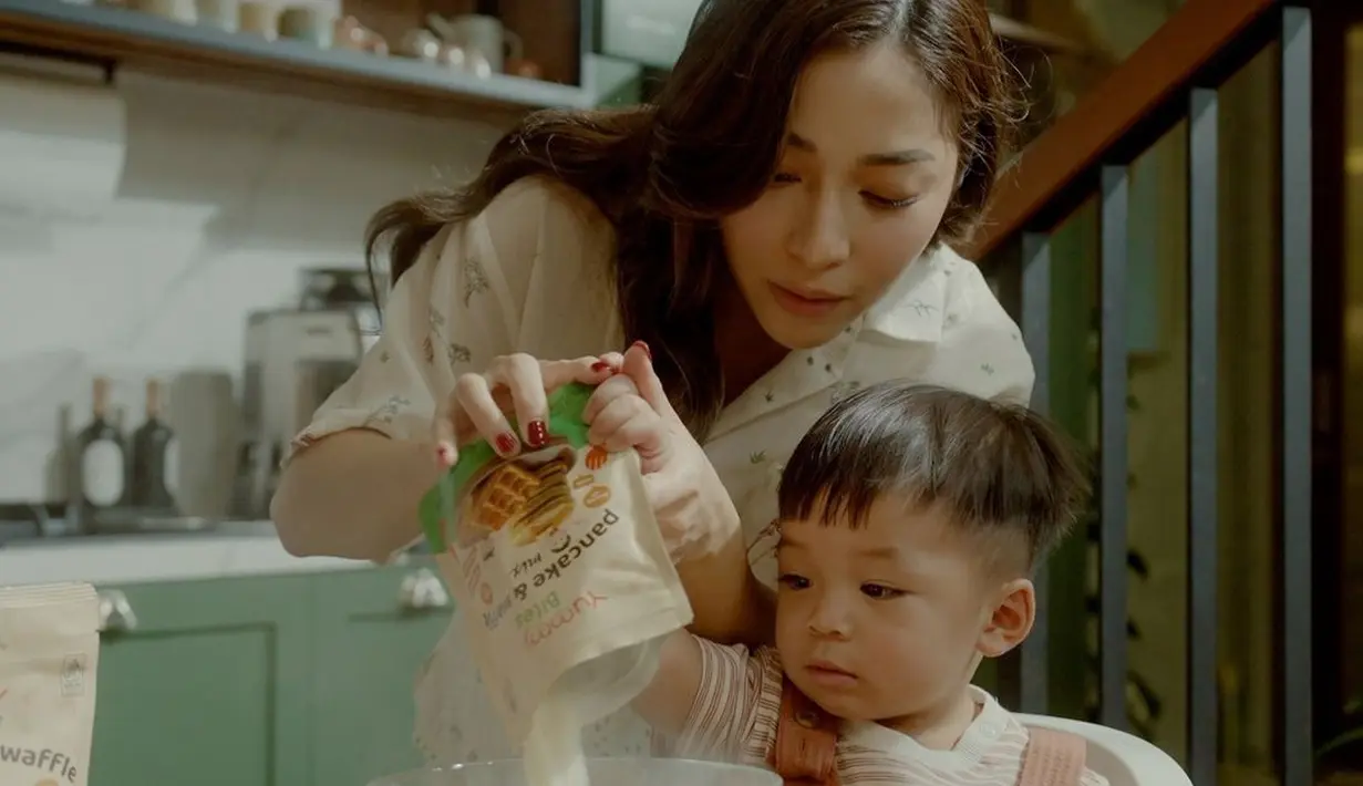 Bahkan Nikita Willy tak takut mengajak putranya bereksperimen di dapur. Lihat interaksi gemas keduanya dalam balutan outfit bernuansa kecokelatan. [Foto: Instagram/nikitawillyofficial94]