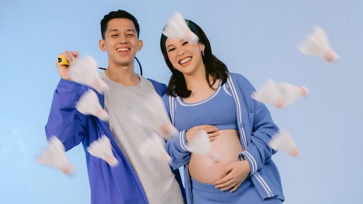 6 Potret Maternity Shoot Pasangan Atlet Bulu Tangkis, Ribka Sugiarto dan Rian Ardianto dengan Tema Hitam Putih hingga Badminton
