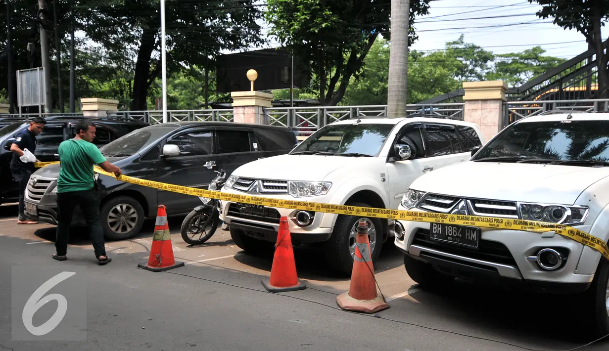 Barang bukti sejumlah kendaraan diamankan satuan Ditnarkoba Bareskrim Polri, Jakarta, Senin (18/1). Ditnarkoba berhasil mengamankan barang bukti shabu sebanyak 10kg dan 100 butir ecstasy. (Liputan6.com/Yoppy Renato)