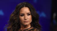 Penyanyi Demi Lovato berpose untuk fotografer saat menghadiri ajang MTV Video Music Awards (VMA) 2017 di California, Minggu (27/8). Mantan bintang Disney itu tak mengenakan bra dan membiarkan bagian intimnya terekspos. (Jordan Strauss/Invision/AP)