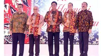 Dirut Bank bjb Ahmad Irfan (kedua kanan) foto bersama juara 2 dan 3 usai penyerahan penghargaan Annual Report Award (ARA) 2016 di Jakarta, Selasa (19/9/2017).